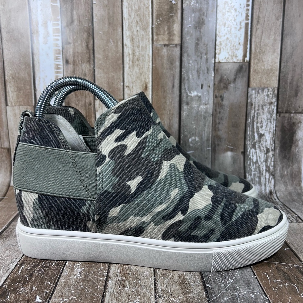 Steve Madden Women's Size 7 Crushin Camo Green  Hidden Wedge High Top Sneakers